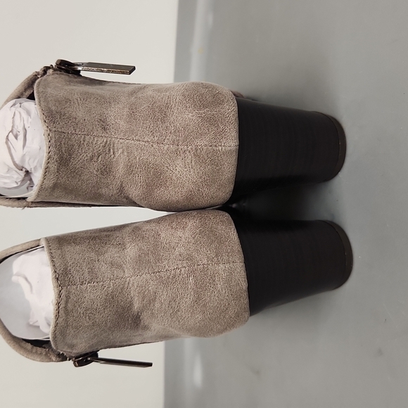 QUPID Taupe Distress Boots NIB - Picture 3 of 5